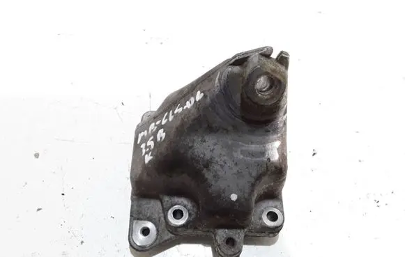 Mercedes-Benz CLS C219 Engine mounting bracket A2722231704