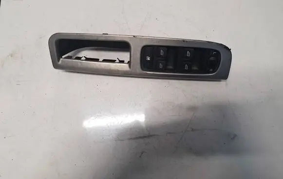 Volvo V50 Electric window control switch 8679666