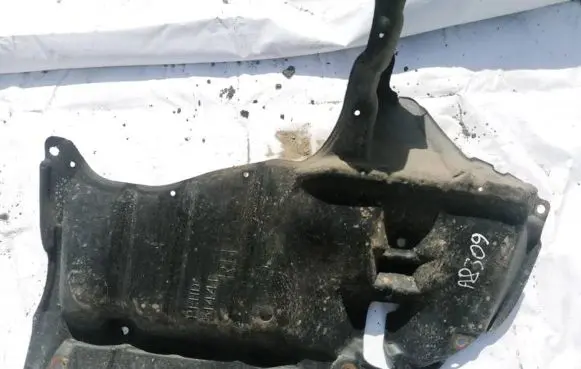 Toyota Avensis T220 Engine splash shield/under tray