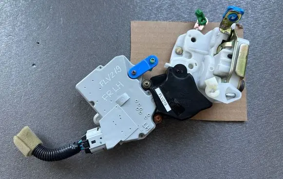 Nissan Patrol Y61 Front door lock 805537F024