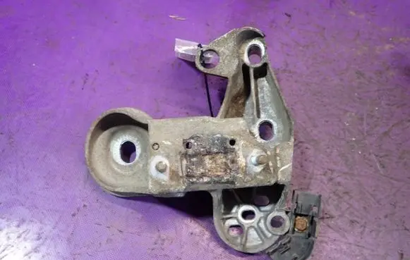 Engine mounting bracket