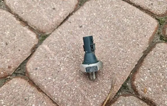 Volkswagen Golf VII Oil pressure sensor 06L919081