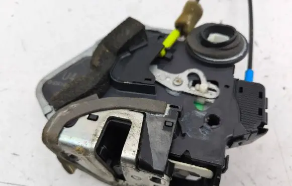 Lexus IS 220D-250-350 Rear door lock 6H0414