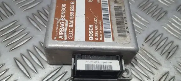 Audi A4 S4 B5 8D Airbag control unit/module 8A095965B 0285001037