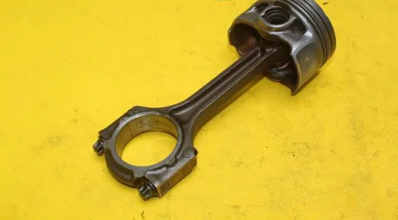 KIA Ceed Piston with connecting rod
