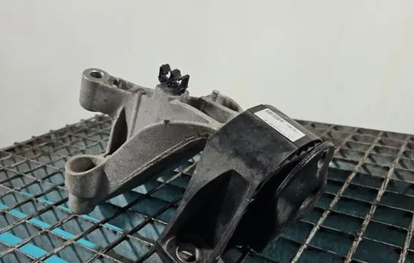 Dacia Sandero Engine mounting bracket 113752043R IMPRK1378815