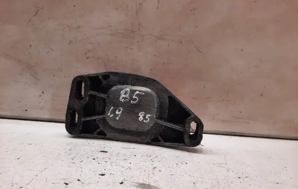 Volkswagen PASSAT B5 Engine mounting bracket 8D0199335Q