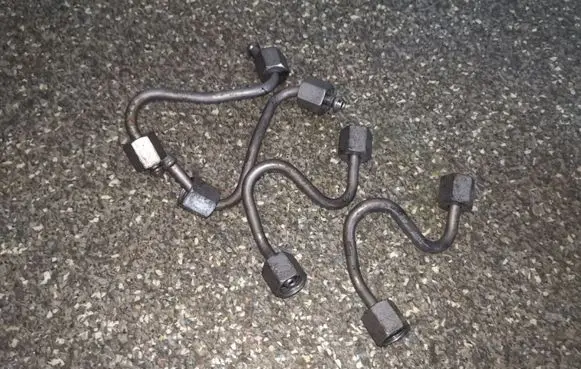 Fuel injector supply line/pipe