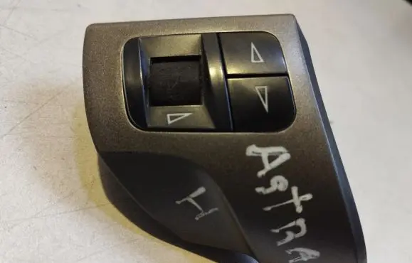 Opel Astra H Steering wheel buttons/switches 13126750