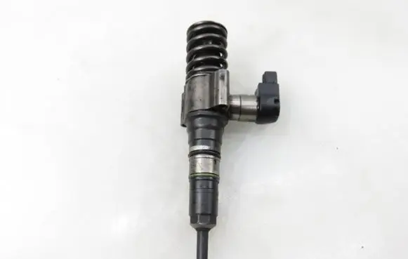 Volkswagen PASSAT B6 Fuel injector 03G130073S