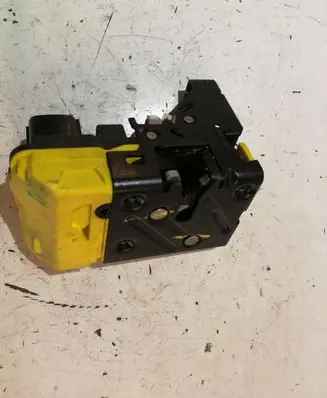 Volvo V70 Front door lock 30699747