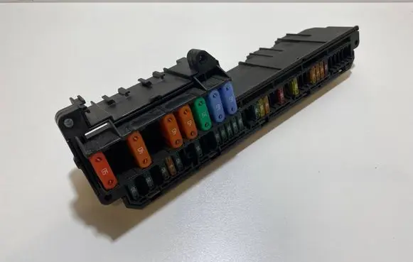 BMW 5 E60 E61 Fuse module 6957330 6957330 02