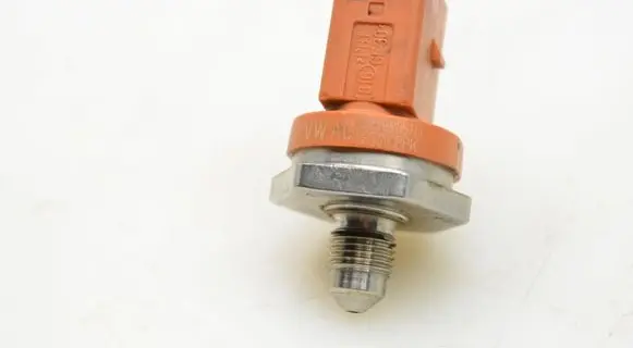 Volkswagen Golf VI Fuel pressure sensor 06J906051D