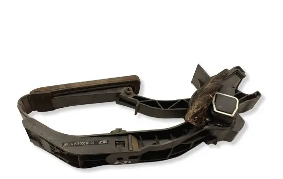Mercedes-Benz E W211 Accelerator throttle pedal A2033000104