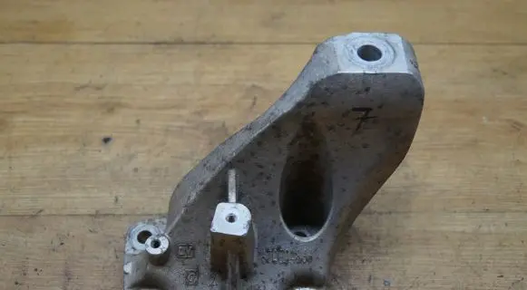 Maserati Ghibli Engine mounting bracket 670004866