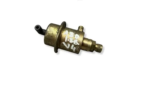 Audi 80 90 B3 Fuel pressure regulator 0438161008
