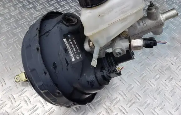 Mercedes-Benz C W203 Brake booster a0054305030