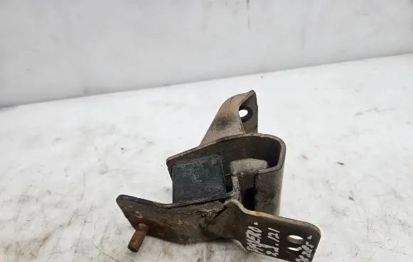 Mitsubishi Pajero Engine mount bracket MR198013