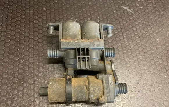 BMW 5 E39 Coolant heater control valve 8372004 1147412119