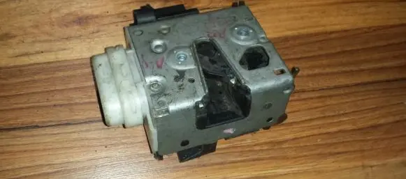 Audi A4 S4 B5 8D Front door lock 8D2837016E