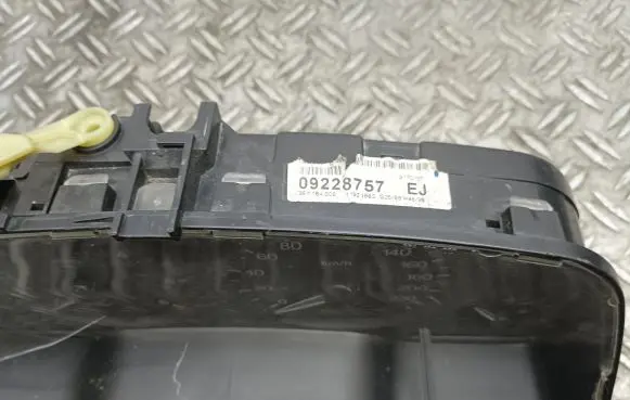 Opel Zafira A Speedometer (instrument cluster) 09228757