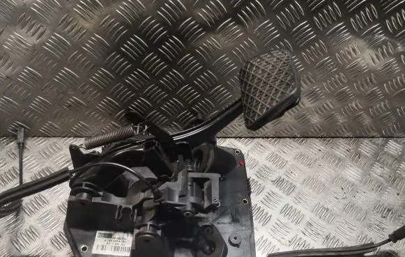 Mercedes-Benz Vaneo W414 Brake pedal 1682904001 A1682904001