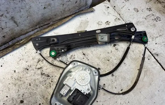 Volkswagen Golf V Front door window regulator with motor 973568351