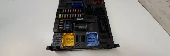 Peugeot 5008 II Fuse module 9822748680