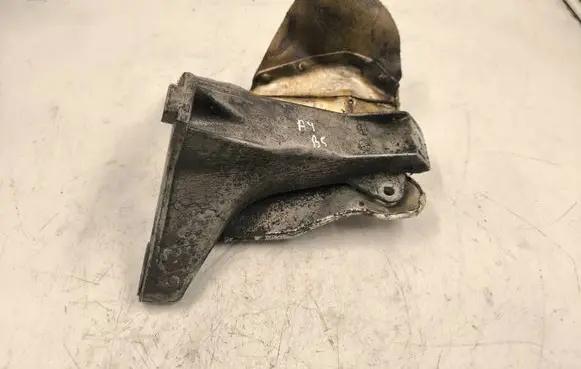Audi A4 S4 B5 8D Engine mounting bracket 8D0199388 8D0199388G