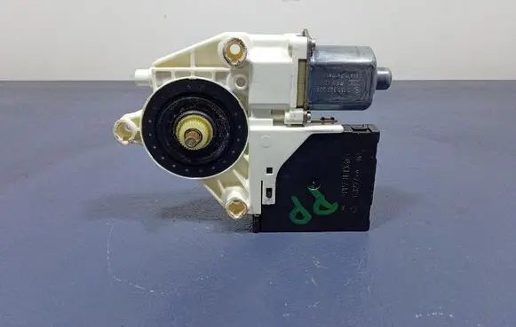Volkswagen Golf Plus Front door window regulator with motor 5M1837402G