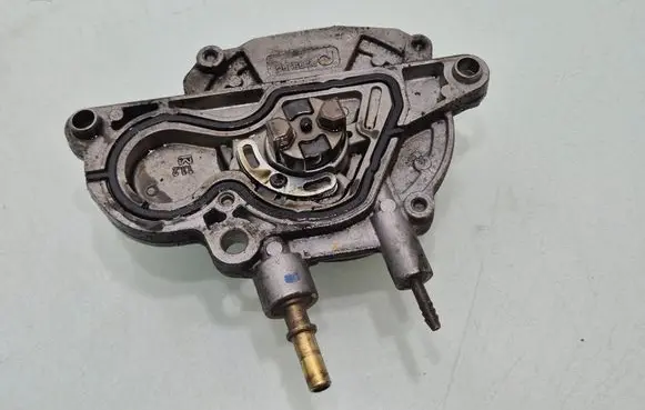 Opel Astra J Vacuum pump 7009690201