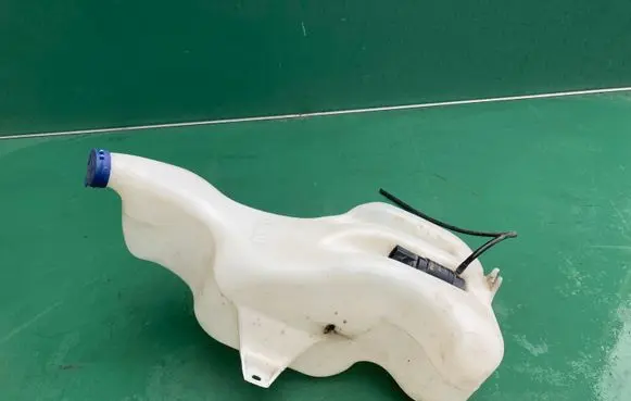 Iveco Daily 5th gen Windshield washer fluid reservoir/tank 3801898 3801899