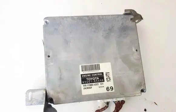 Toyota Avensis T250 Engine control unit/module 8966105690 mb175800-6323