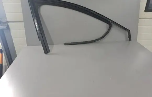 Dacia Sandero III Front door window/glass frame 803301377R