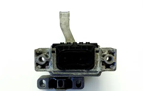 Engine mount bracket