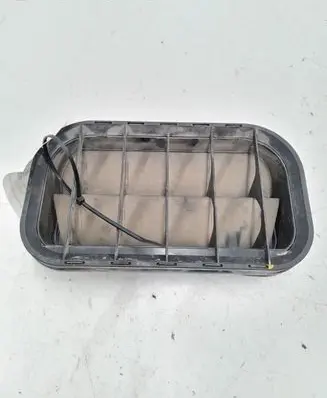 Quarter panel pressure vent