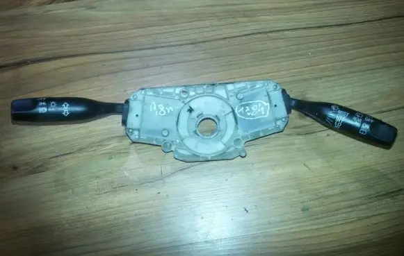 Honda HR-V Wiper turn signal indicator stalk/switch m18727