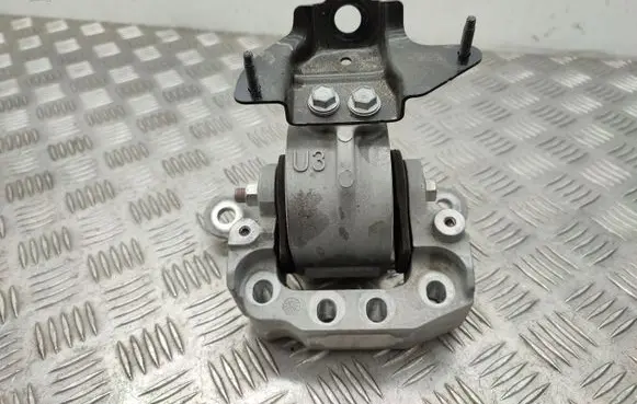 Toyota RAV 4 (XA50) Engine mount bracket