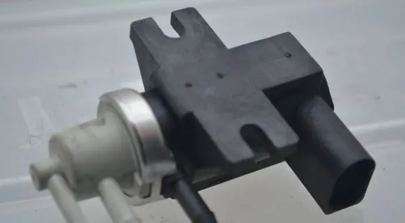 Volkswagen PASSAT B6 Turbo solenoid valve 1J0906627B 03T023 72290345