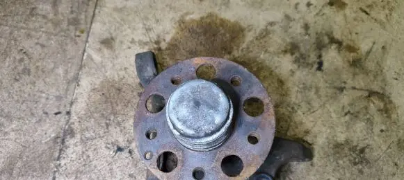 Front wheel hub