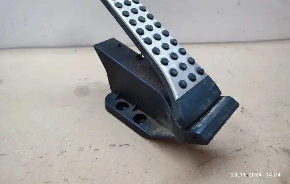 Mercedes-Benz E C207 W207 Accelerator throttle pedal