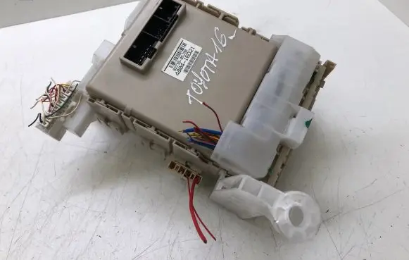 Toyota Avensis T270 Fuse module 8273005J90