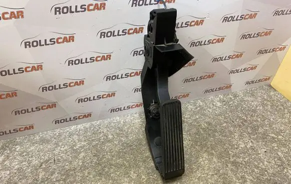 Mercedes-Benz E W211 Accelerator throttle pedal A2113000404