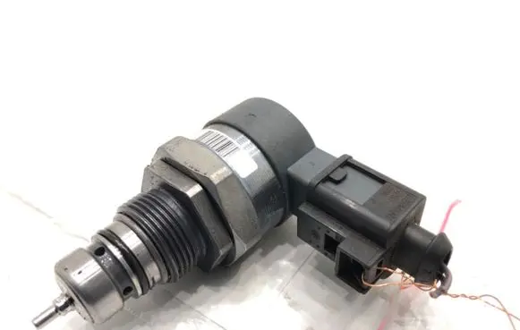 Audi A4 S4 B8 8K Fuel pressure regulator 0281006002