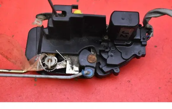 KIA Carens I Front door lock 