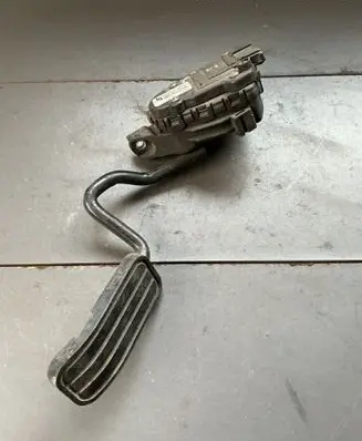 Accelerator throttle pedal