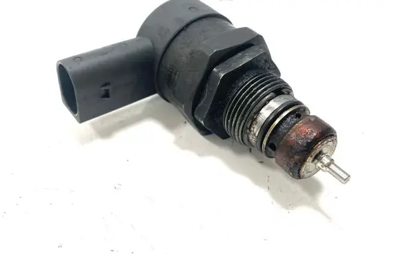 Mercedes-Benz B W245 Fuel pressure regulator 0281002494 A6110780449 11682512