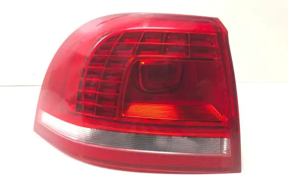 Volkswagen Touareg II Rear/tail lights 7P6945207