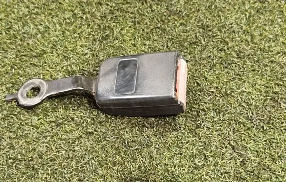 Front seatbelt buckle