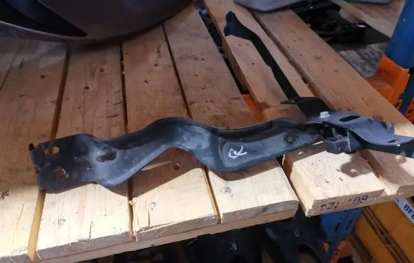 Mercedes-Benz C W204 Headlight/headlamp mounting bracket